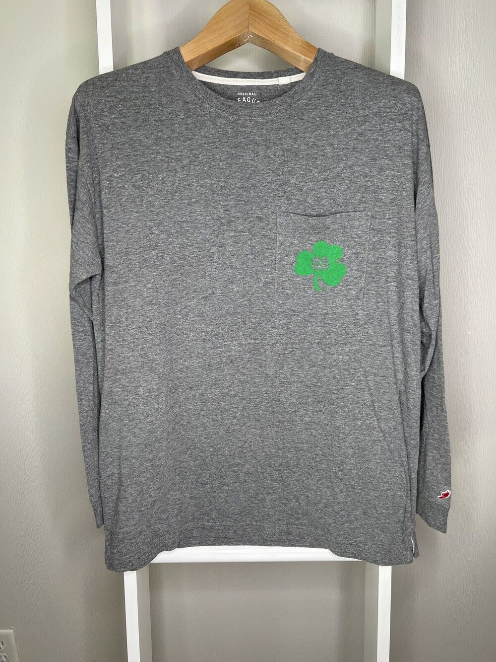 Notre Dame Knit T Shirt Mens M Gray Long Sleeve Irish 4 Leaf Clover Logo